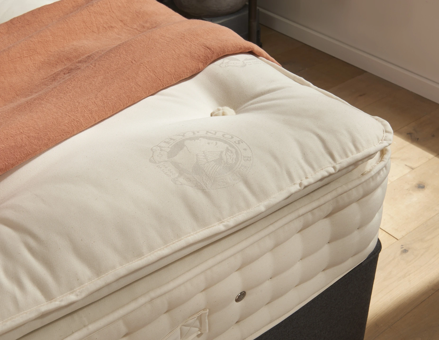 A visually detailed product description for the Hypnos Pillow Top Select mattress, featuring a list of its high-quality natural and sustainable fillings, a 10-year guarantee, and tables for dimensions and weight. The description highlights the mattress's plush pillow top and ReActiveProβ’ spring system.