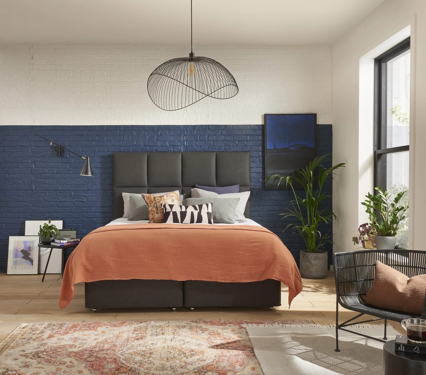 A visually detailed product description for the Hypnos Pillow Top Select mattress, featuring a list of its high-quality natural and sustainable fillings, a 10-year guarantee, and tables for dimensions and weight. The description highlights the mattress's plush pillow top and ReActiveProβ’ spring system.