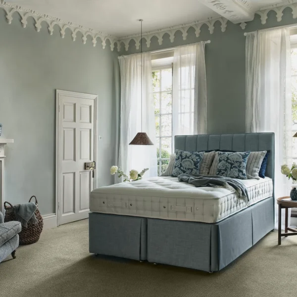 The Cotton Origins 7 mattress features generous layers of cotton and two fleeces of pure 100% British wool, traceable to Red Tractor assured farms, and an eOlus™ sustainable fibre made from recycled water bottles. Cotton is a soft, breathable fibre, which helps to keep heat away from the body. The Cotton Origins 7 is a no-turn mattress.